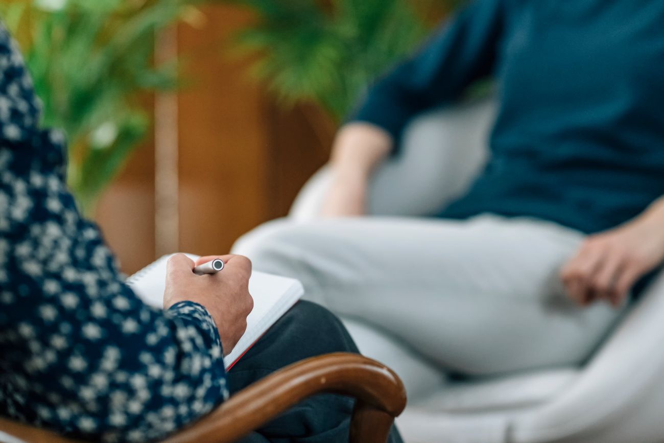 Ärztin macht sich während der Sitzung mit der Patientin Notizen